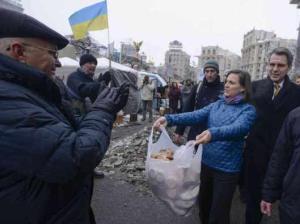 Da: http://syrianfreepress.wordpress.com/2014/02/08/usa-caught-attempting-to-place-puppet-government-in-ukraine-with-help-from-un/ US representative Victoria Nuland handing out food to a now violent opposition (paid 10 million a month to protest), that does NOT represent the people of the Ukraine, or the government.