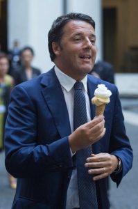 Matteo Renzi con il gelato. È la magistratura a portargli fortuna?