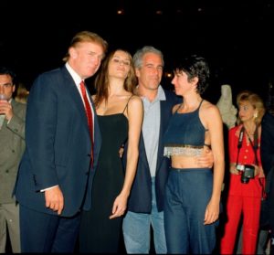 Donald Trump con la fidanzata Melania Knauss (poi Melania Trump), Jeffrey Epstein con la compagna Ghislaine Maxwell a Mar-a-Lago  1999-2000