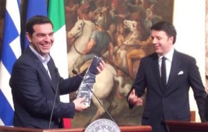 Matteo Renzi regala la cravatta ad Alexis Tsipras